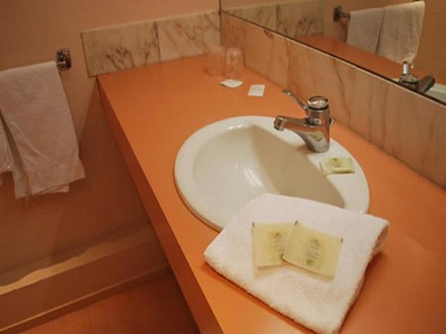 Logis Hotel & Restaurant - Le Normandie Caudebec-en-Caux Phòng bức ảnh